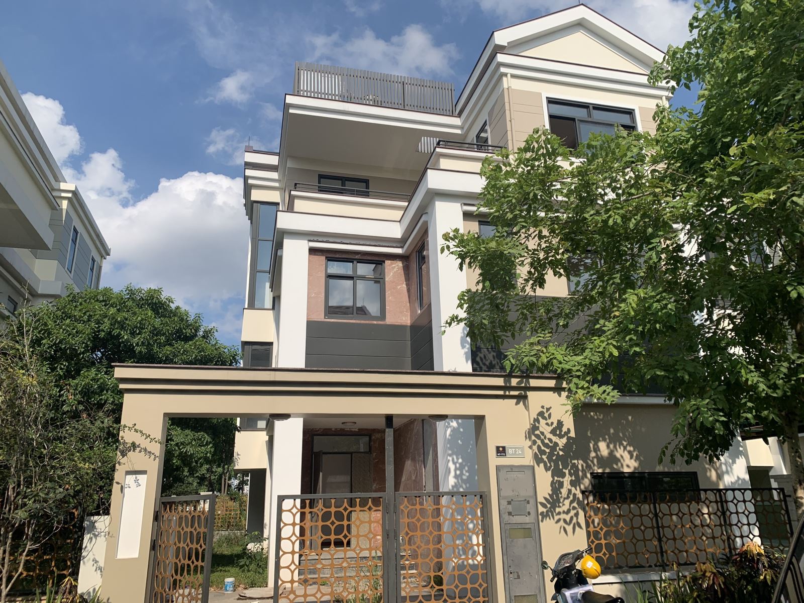 Cho thuê BT Đơn Lập Starlake 368m2*3T 5PN khuôn viên vườn, full nội thất sang trọng