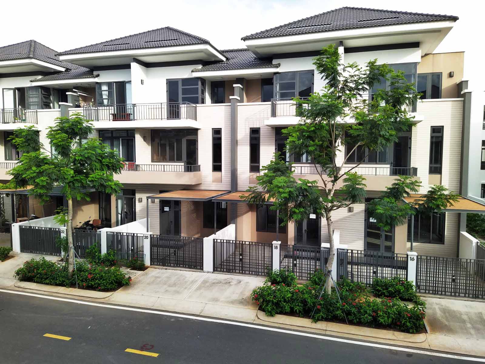 Cho thuê Nhà phố - Biệt thự Lavila Nam Sài Gòn: Full nội thất cao cấp, Compound an ninh, giá từ 25tr