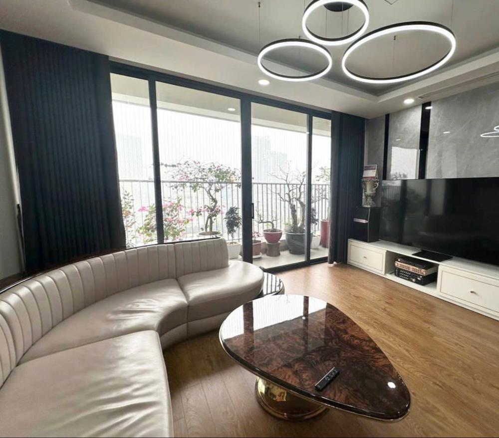 Cho thuê quỹ căn hộ 2 phòng ngủ, 2 phòng tắm tại dự án Sunrise City, trang bị đầy đủ nội thất cao cấp.