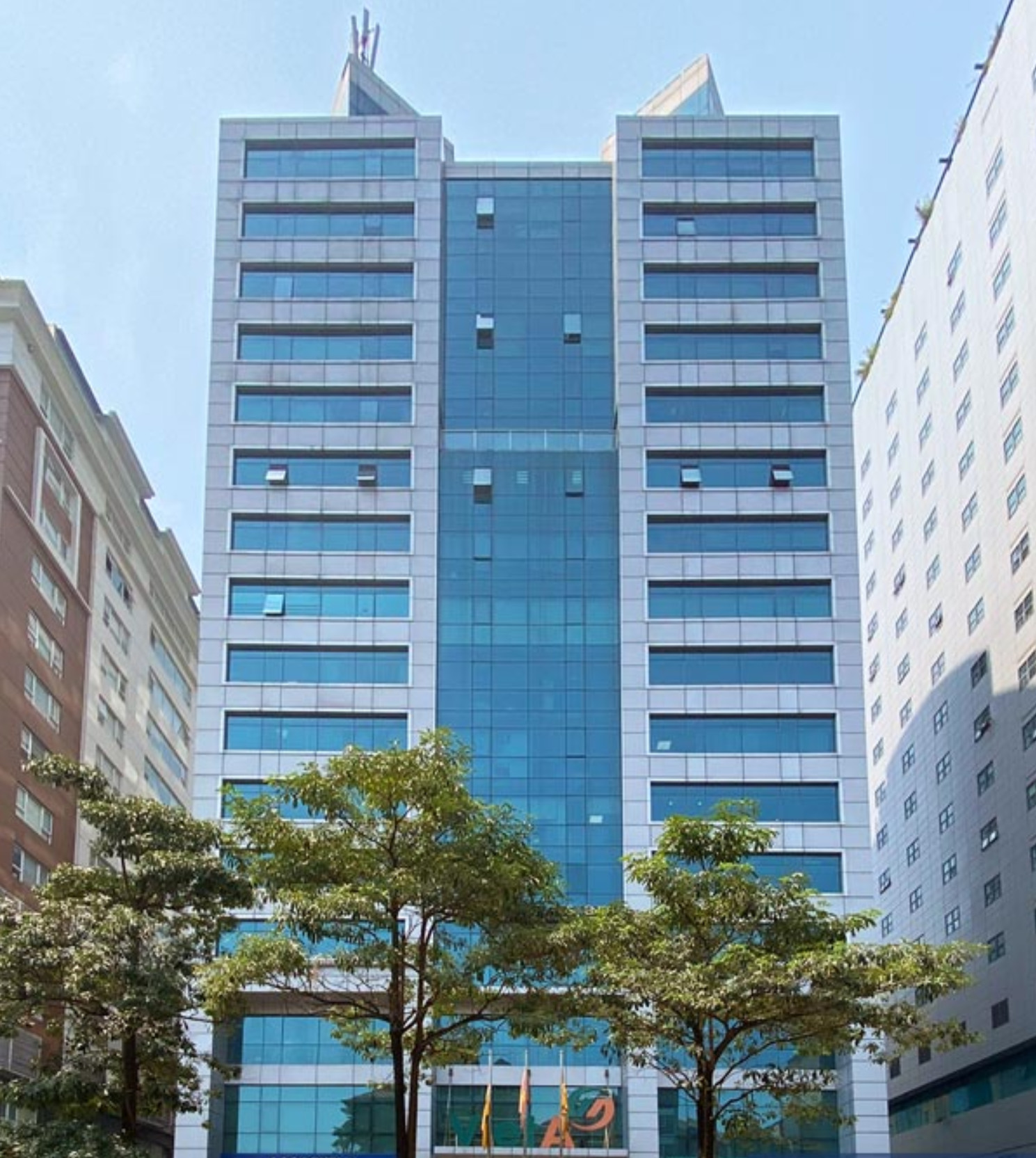 Việt Á Tower Duy Tân - Văn phòng full view kính sáng - Tổng 500m2 - Cắt lẻ từ 80m2 - Giá 240k/m2/th.