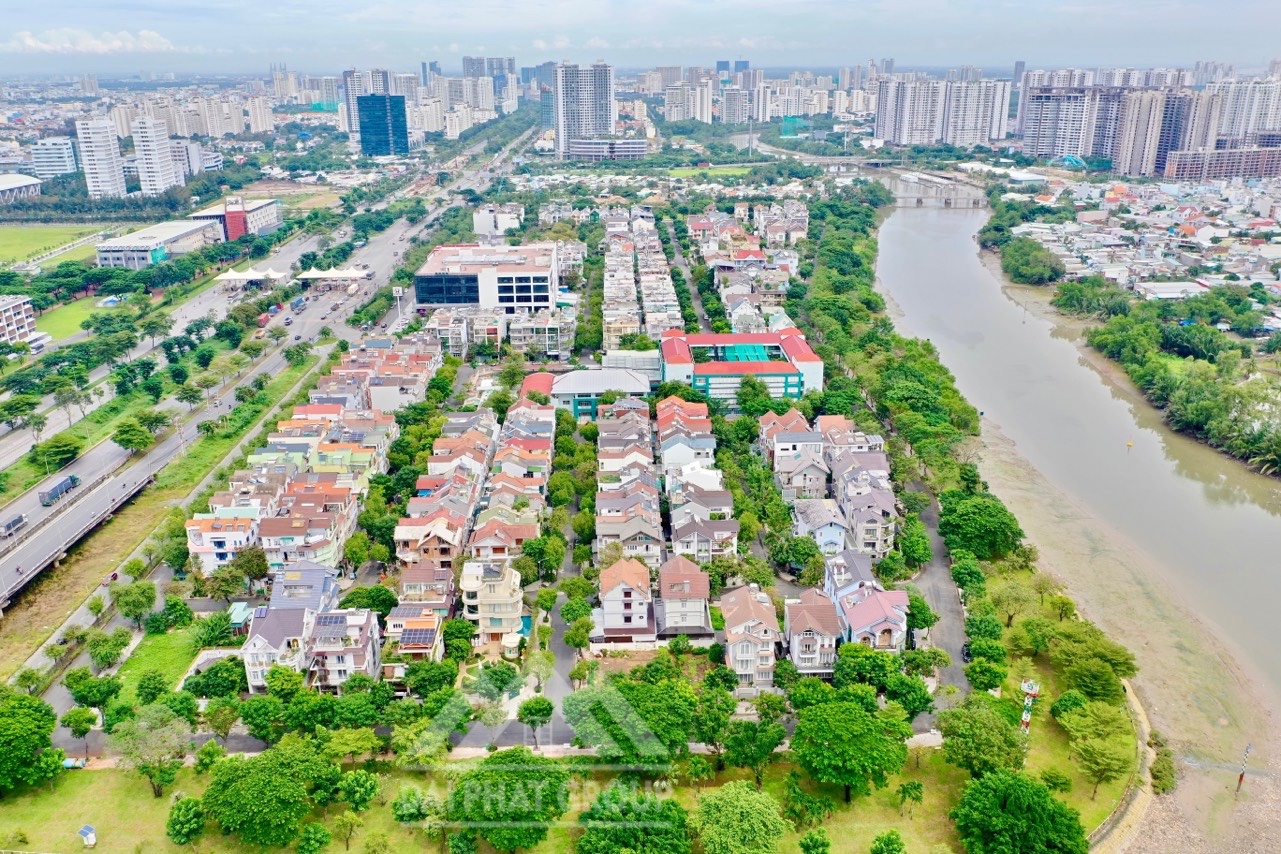 Cho thuê biệt thự Sadeco ven sông Quận 7 – 1 hầm 1 trệt 2 lầu, diện tích lớn, giá 36 triệu/tháng