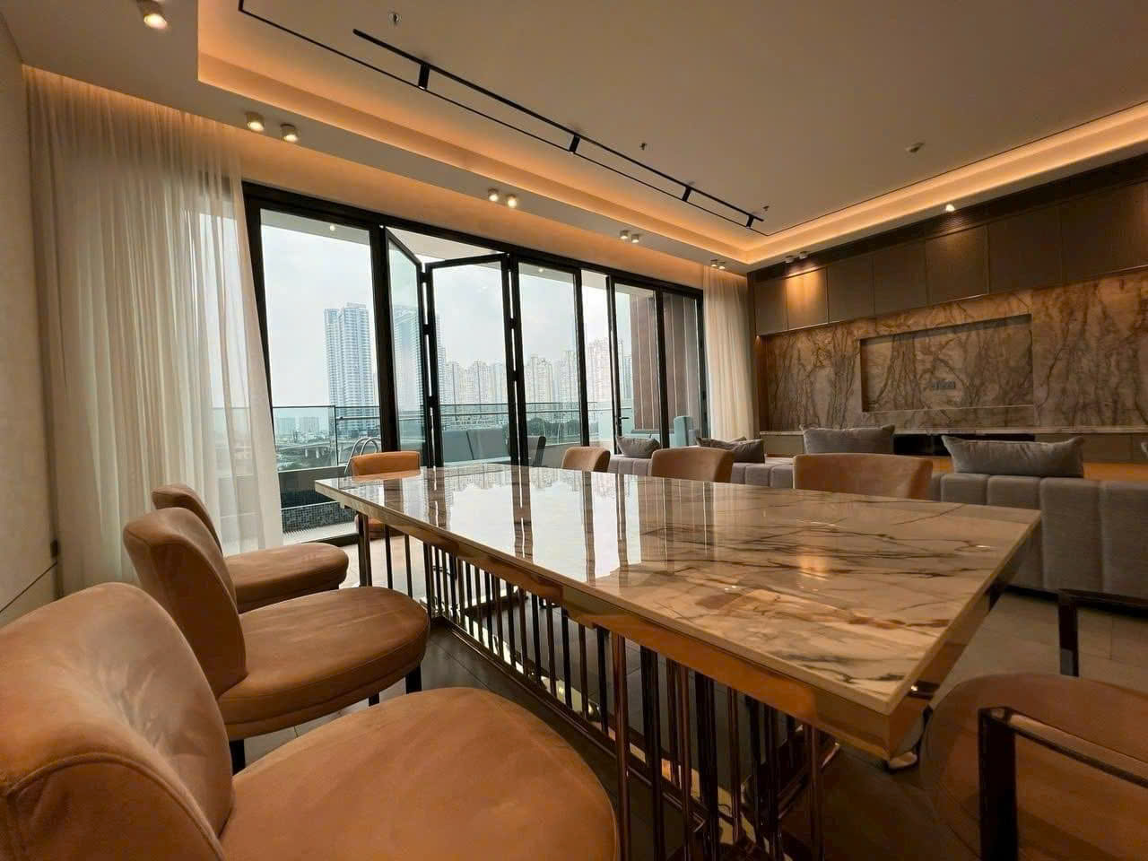 Căn hộ 3 phòng ngủ view sông – Landmark 81, tầng cao 126m² full nội thất, sổ sẵn, giá 35 tỷ